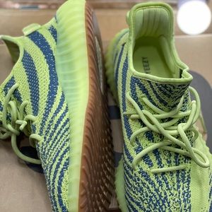 yeezy boost 350 v2 frozen yellow foot locker